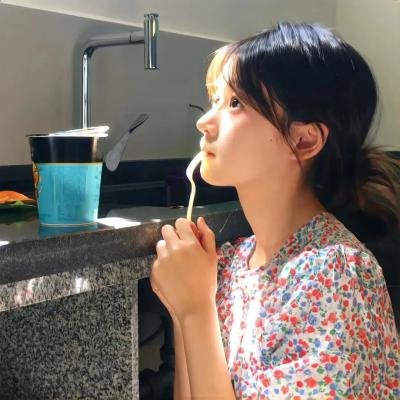 隔楼女孩：我们之间的层距 海报